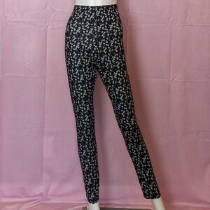 PrettyLittleThing Black and White Floral Elastic Waist Jersey Pull On Leggings 8